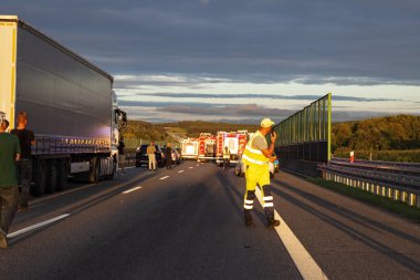 Poznan, Polonya - Eylül 05 2025: Poznan, Polonya yakınlarındaki A2 karayolunda kaza. Kurtarma ekipleri geldiğinde trafik bir saat durduruldu. Yaralılar helikopterle hastaneye götürüldü..