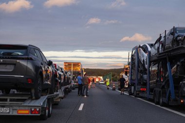 Poznan, Polonya - Eylül 05 2025: Poznan, Polonya yakınlarındaki A2 karayolunda kaza. Kurtarma ekipleri geldiğinde trafik bir saat durduruldu. Yaralılar helikopterle hastaneye götürüldü..