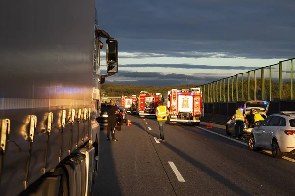Poznan, Polonya - Eylül 05 2025: Poznan, Polonya yakınlarındaki A2 karayolunda kaza. Kurtarma ekipleri geldiğinde trafik bir saat durduruldu. Yaralılar helikopterle hastaneye götürüldü..