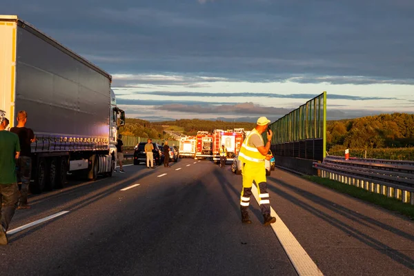 Poznan, Polonya - Eylül 05 2025: Poznan, Polonya yakınlarındaki A2 karayolunda kaza. Kurtarma ekipleri geldiğinde trafik bir saat durduruldu. Yaralılar helikopterle hastaneye götürüldü..