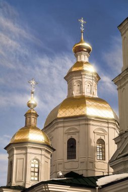 Kubbeleri ve açık bahar akşamı batan güneşin mavi bulutlu gökyüzü karşı parlama içinde Manastırı (Diveevo, Rusya Federasyonu) Kazan Katedrali haçlar