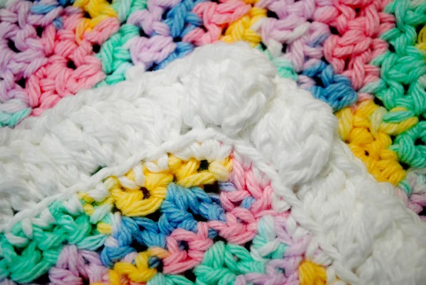カラフルな手作りベビー毛布のクローズ アップ — ストック写真