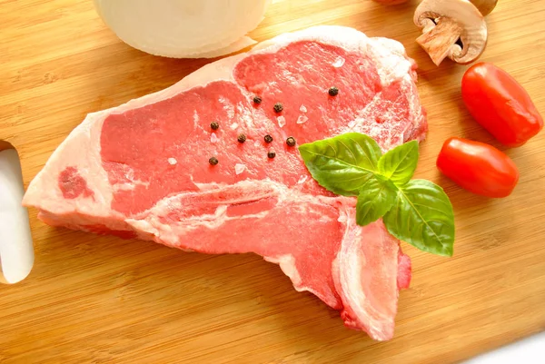 Costoletta Maiale Cruda Con Ingredienti Freschi — Foto Stock