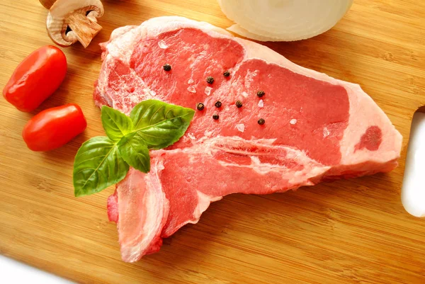 Ruwe Pork Chop Met Verse Ingrediënten — Stockfoto