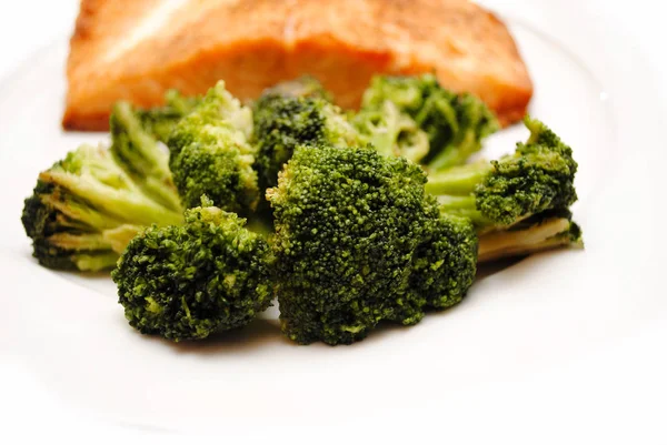 Broccoli Freschi Con Salmone Sullo Sfondo — Foto Stock