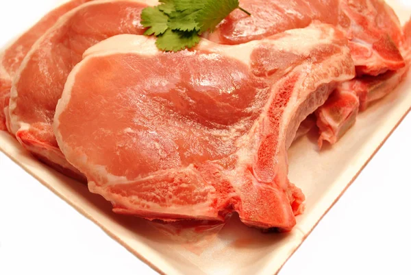 Rohe Schweinekoteletts Garniert Mit Petersilie — Stockfoto