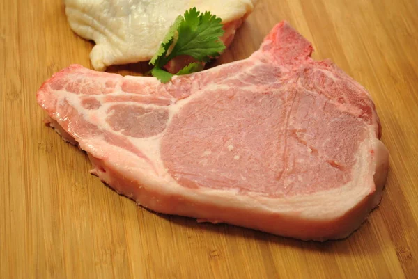 Ruwe Porkchop Gegarneerd Met Peterselie — Stockfoto