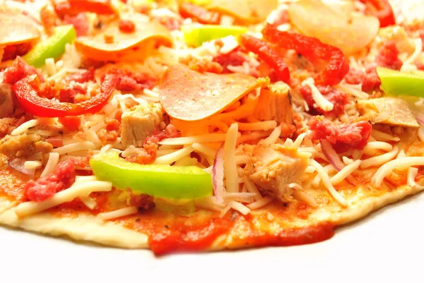 Close Raw Pepperoni Peppers Chicken Pizza — Stok Foto