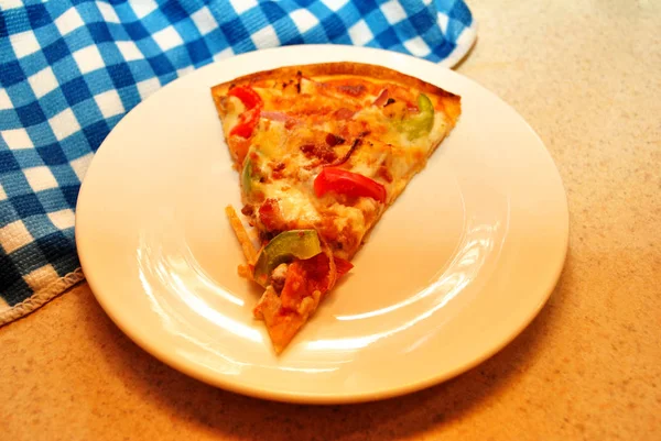 Fatia Pepperoni Pizza Pimenta Doce Uma Placa — Fotografia de Stock