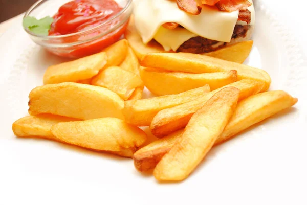 Close Batatas Fritas Bife Servidas Uma Placa — Fotografia de Stock