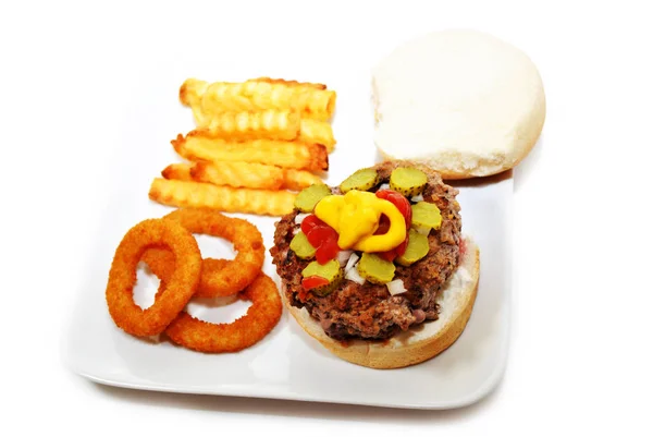 Zeldzame Hamburger Met Een Zijde Van Uienringen Franse Frietjes — Stockfoto