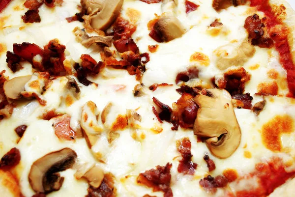 Närbild Cheesy Bacon Svamp Pizza — Stockfoto