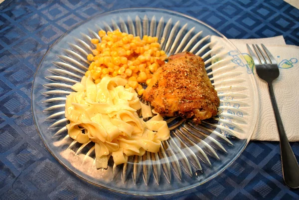 Kuře, nudle a kukuřice večeře — Stock fotografie