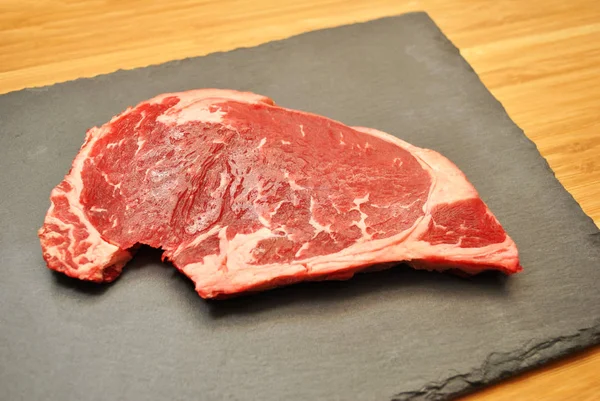 Prime Rib Steak Een Leisteen Bord — Stockfoto