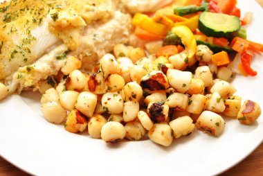Seared Bay Tarak Bir Plaka Üzerinde Servis