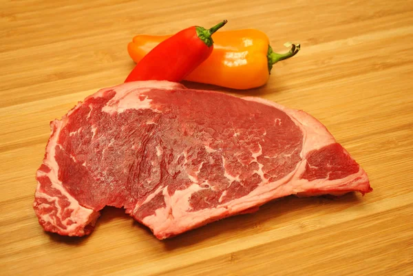 Raw Prime Rib Steak Whole Sweet Peppers — Stock Photo, Image