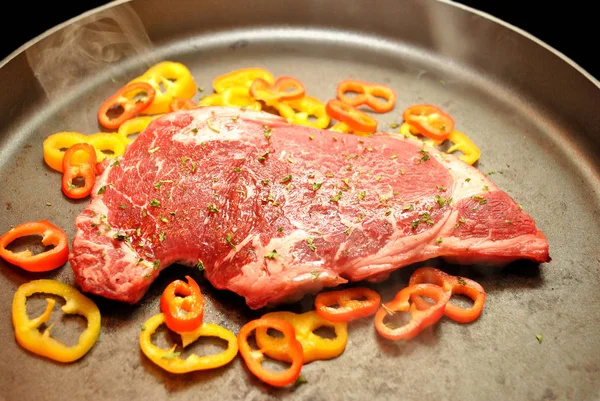 Prime Rib Steak Cooking Met Paprika Peterselie — Stockfoto