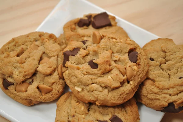 プレート上のチョコレートチャンククッキー — ストック写真