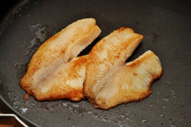 Beyaz Balık Filetleri Tavada Kızarıyor 