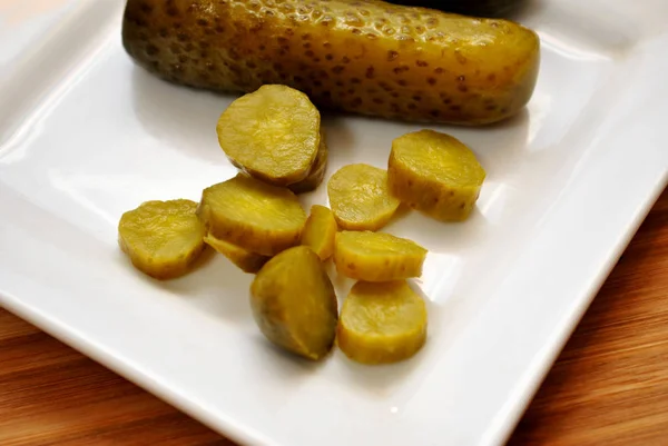 Cornichons Sur Une Assiette Blanche — Photo