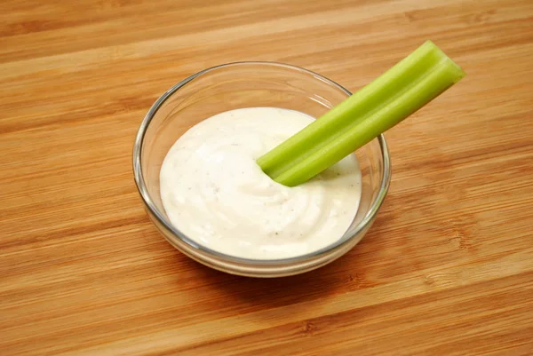 Sellerie Einer Schüssel Mit Dip Sauce — Stockfoto