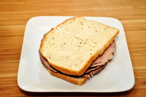 Ham Peynir Üzerinde Çavdar Ekmeği Sandviç — Stok fotoğraf