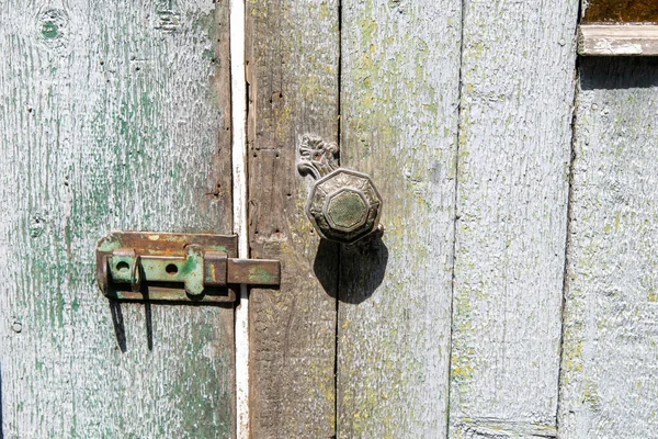 Uma velha porta de madeira com uma caneta vintage e um parafuso — Fotografia de Stock