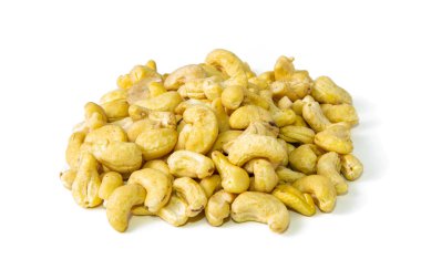 Beyaz arka planda izole edilmiş kavrulmuş kaju fıstığı. Ön manzara, yakın plan.