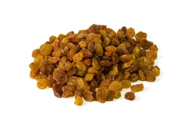 İzole edilmiş kuru üzümler ve beyaz arka plan. Ön manzara, yakın plan.