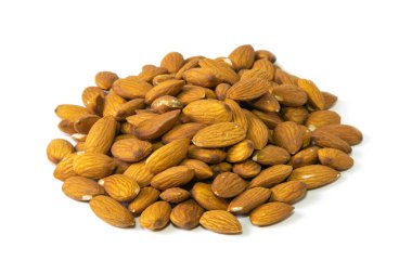 Beyaz arka planda saçılmış çiğ organik badem fındıkları. Ön manzara, yakın plan.