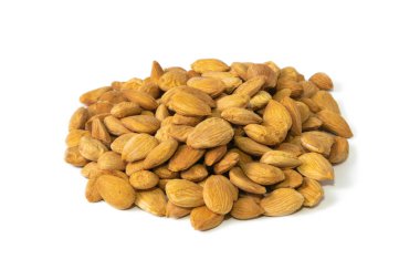 Soyulmuş kayısı çukurları beyaz arka planda izole edilmiş. Ön manzara, yakın plan.