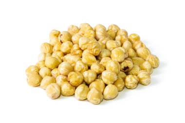 Soyulmuş fındıklar beyaz arka planda izole edilmiş. Ön manzara, yakın plan.