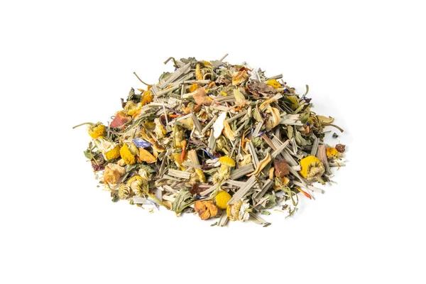 Almwiesen-Kräutertee isoliert auf weißem Hintergrund. Tee mit getrockneten Früchten und getrockneten Blumen mischen. Frontansichten, Nahaufnahme — Stockfoto