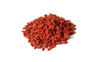 Goji üzümü beyaz arka planda izole edilmiş. Ön manzara, yakın plan..