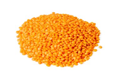 Beyaz arka planda izole edilmiş kırmızı mercimek. Ön manzara, yakın plan..