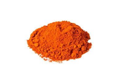 Tütsülenmiş kırmızı biber beyaz arka planda izole edilmiş. Ön manzara, yakın plan..