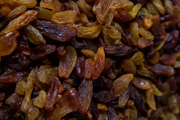 Üzüm üzümü dokusu olarak kuru üzümler. Üst görünüm, yakın plan.