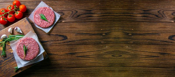 Carne Molida Cruda Chuleta Hamburguesa Con Verduras Mesa Madera Vistas — Foto de Stock