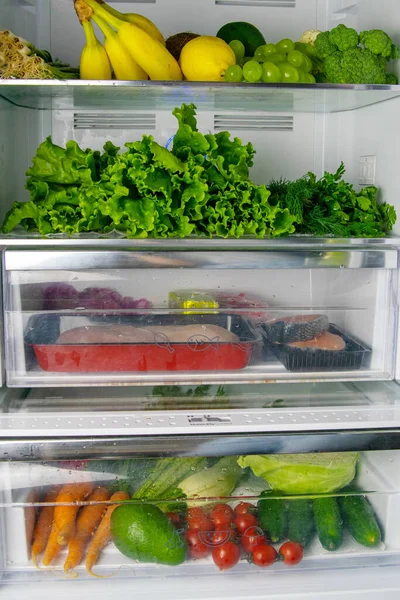 Offener Kühlschrank Gefüllt Mit Lebensmitteln Frontansichten Nahaufnahme — Stockfoto