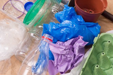 yeniden kullanılabilir atık, çöp geri dönüşüm: metal, plastik, kağıt, cam ve