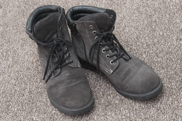 Viejos Zapatos Gamuza Erosionados Primer Plano Estera —  Fotos de Stock