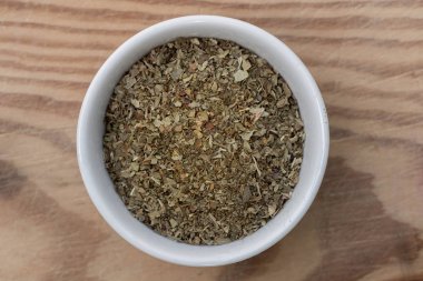 Kurutulmuş selâmotu hamlemizdekuru küçük kase om ahşap masa