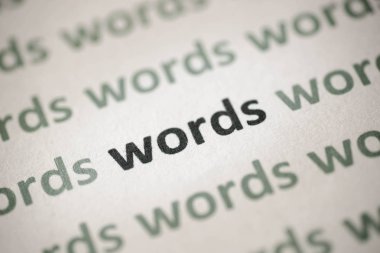 beyaz kağıt makro üzerinde basılı kelime dil