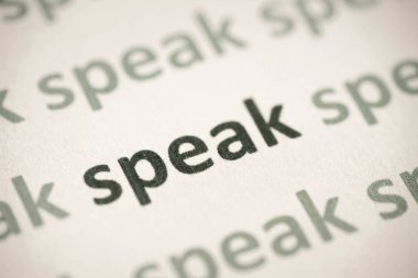 beyaz kağıt makro üzerinde basılı kelime