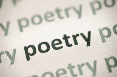 beyaz kağıt makro üzerinde basılı kelime şiir