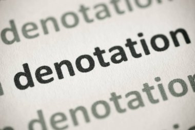 beyaz kağıt makro üzerinde basılı kelime ilişkilendirilebilen