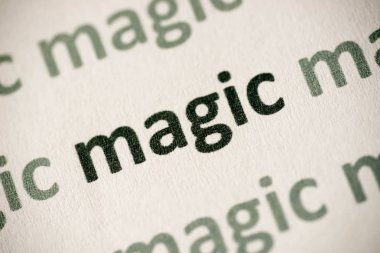 beyaz kağıt makro üzerinde basılı kelime büyü