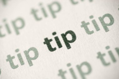 beyaz kağıt makro üzerinde basılı kelime ipucu