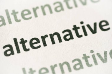 beyaz kağıt makro üzerinde basılı kelime alternatif