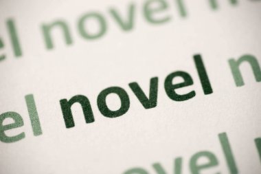 beyaz kağıt makro üzerinde basılı kelime roman